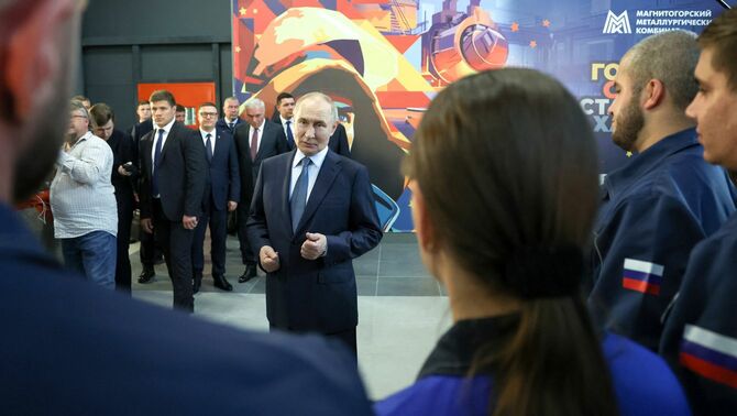 2025年7月16日、マグニトゴルスク製鉄所を訪れ、話すプーチン大統領(ロシア国営通信社スプートニク配信写真)