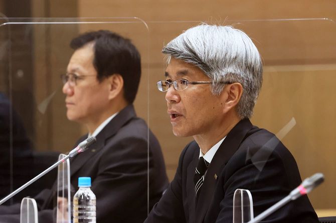 記者会見するみずほ銀行の藤原弘治頭取（右）とみずほフィナンシャルグループ（FG）の坂井辰史社長＝2021年11月26日、東京都千代田区