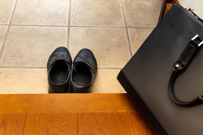玄関のビジネスシューズと黒いバッグ