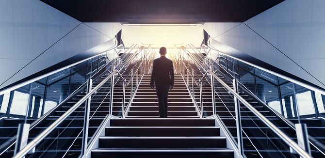 階段ローアングル ビューで実業家。