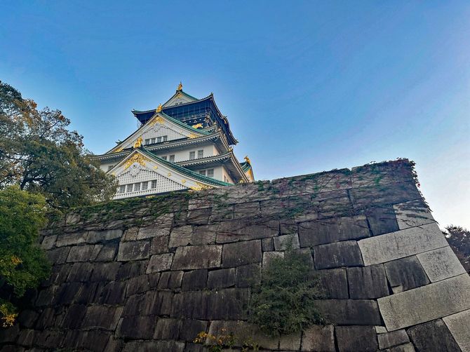 現在の大阪城天守閣と石垣
