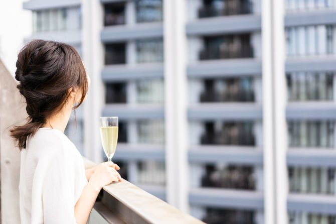 ワインを飲むお金持ちの女性