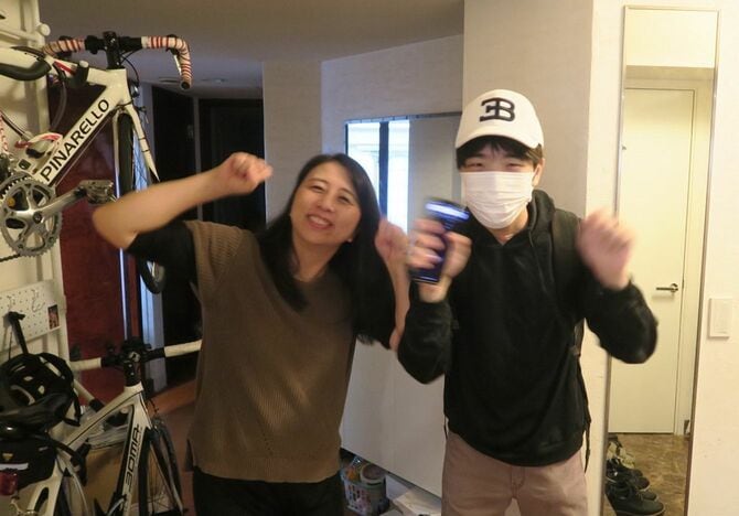 事故から約1カ月、息子(右)の日常は元に戻りつつある