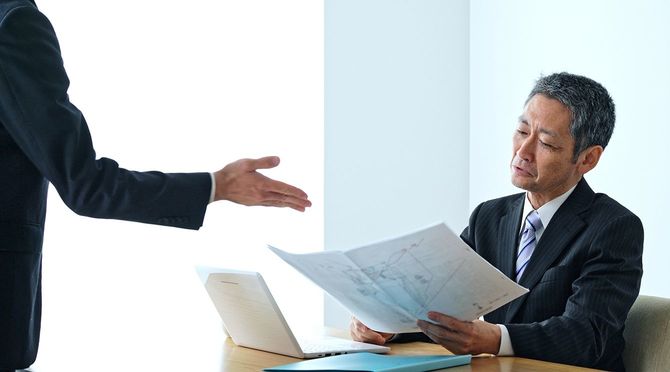 中年のアジアの実業家が就任。ビジネスコンサルティング。