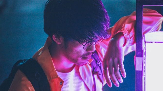 ネオンに照らされるアジア人