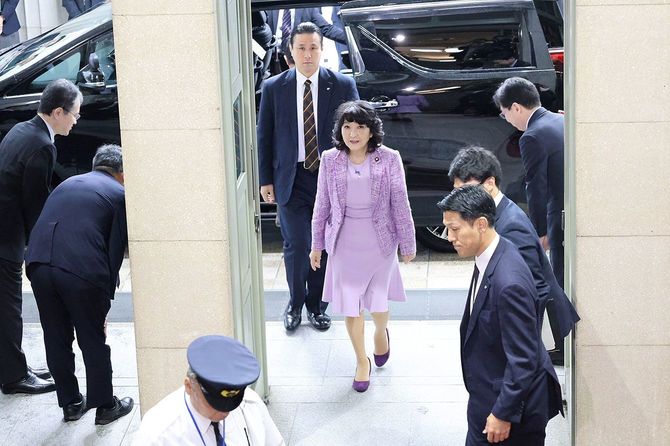 初登庁する片山さつき財務大臣