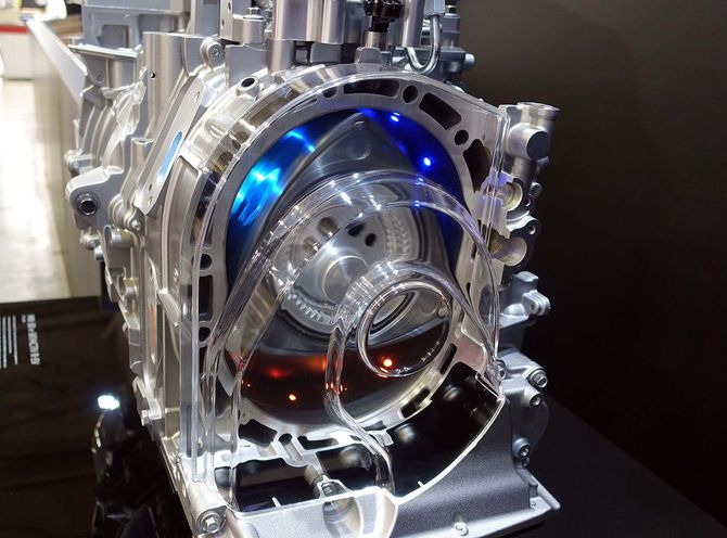 ロータリーエンジンのカットモデル。回転運動する機構がよくわかる