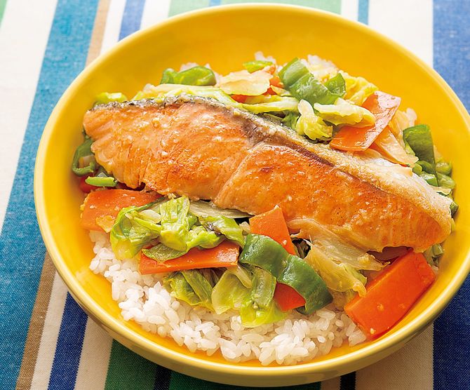 フライパンひとつで完成。たっぷりの野菜とサケがとれる