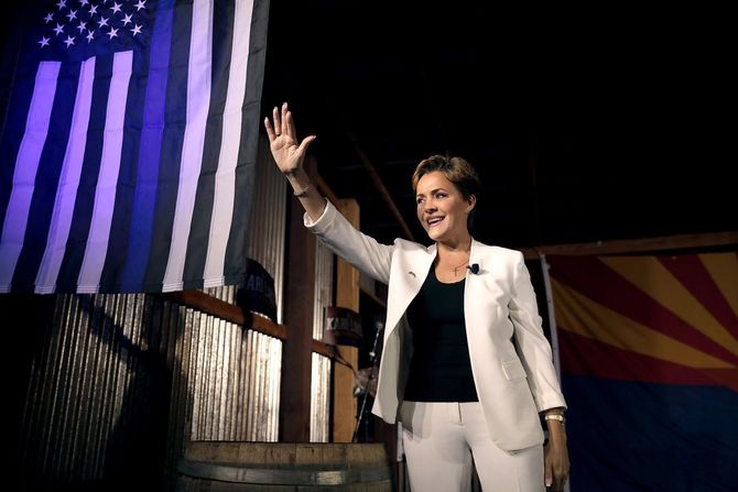 アリゾナ州で開催された「Back the Blue」キャンペーン集会で支持者と話すキャリー・レイク氏。