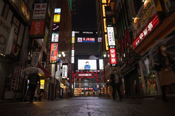 今年4月、緊急事態宣言下の閑散とした東京・歌舞伎町。