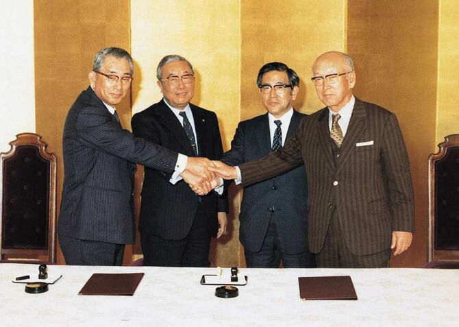 1982年の自工と自販の合併契約書調印