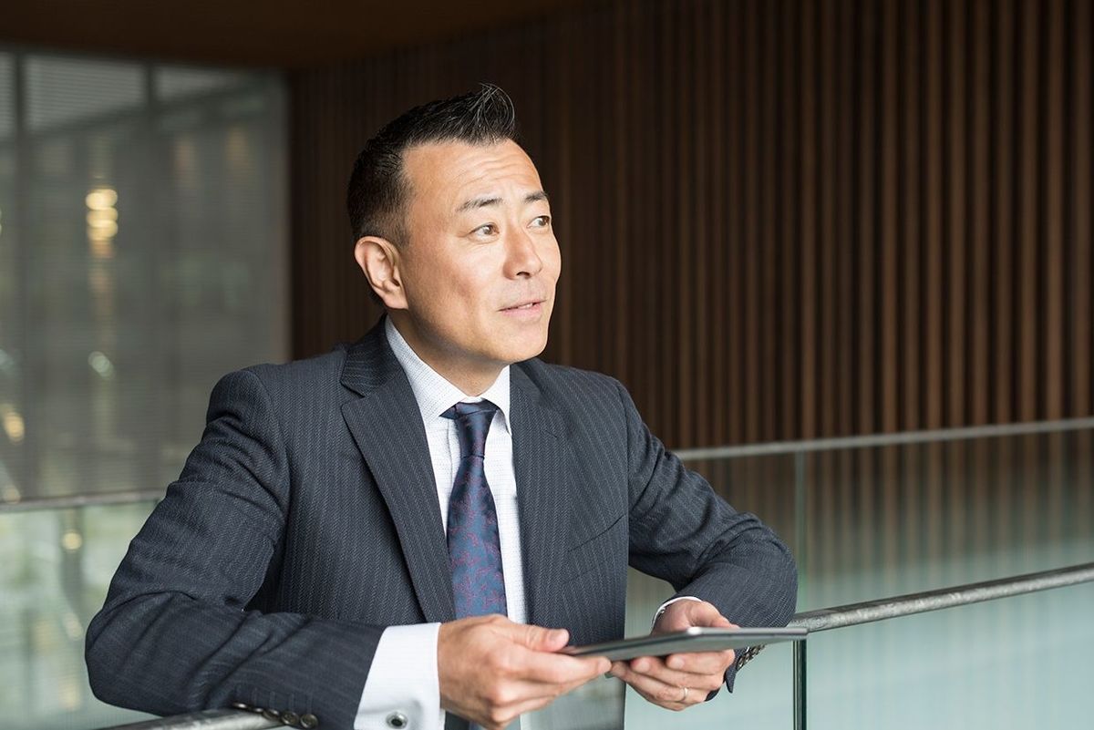 タブレットを持つ成熟した日本のビジネスマン