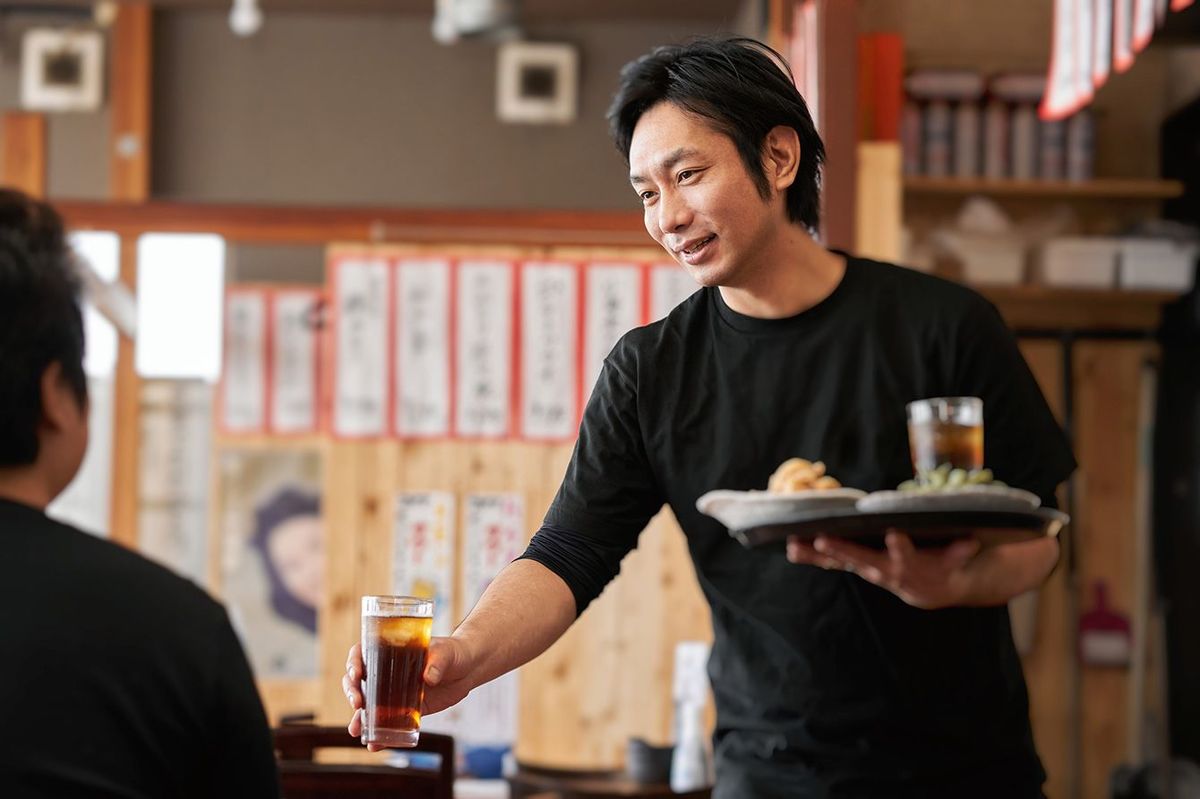 居酒屋で働く男性