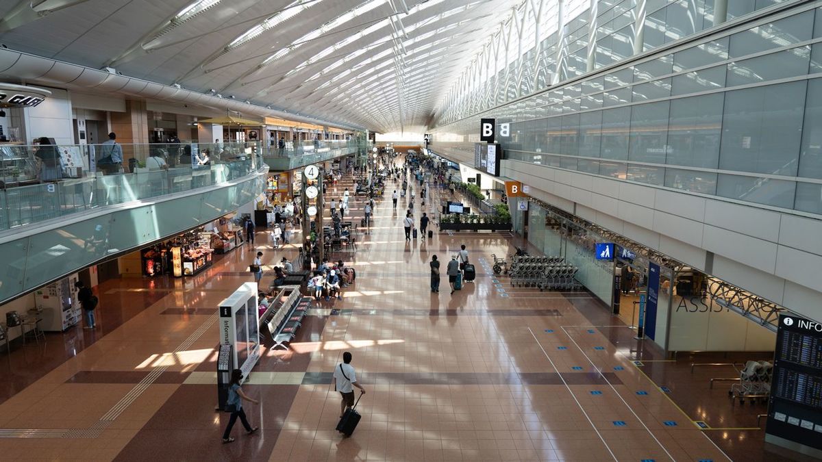 新型コロナの影響で行き交う人の少ない羽田空港