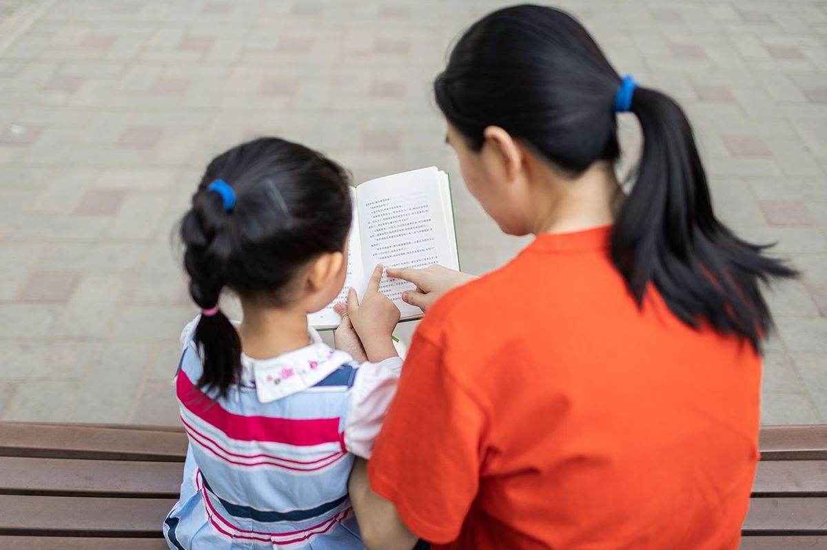 小さな女の子と母で読書