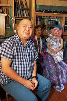 つづき・きょういち●1956年、東京都生まれ。現代美術や建築、デザインなどの分野で編集・執筆を行う。『TOKYO STYLE』など著書多数。写真集『ROADSIDE JAPAN 珍日本紀行』で第23回木村伊兵衛写真賞を受賞。写真は東京・中野のイベント会場の舞台袖で撮影したもの。右端がみどり○みきさん。