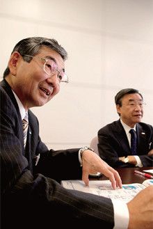 <strong>出口雄吉</strong>●電子情報機材事業本部技術・生産担当参事（写真左）。専務取締役電子情報機材事業本部長IT事業SBU長・藤川淳一氏（写真右）。京都大学理学部物理学科卒業後、23年間、フィルムの研究開発に携わってきた出口氏は「最初はPDPっていう言葉も知らなかった」という。