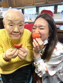 瀬戸内寂聴さん（左）と瀬尾まなほさん