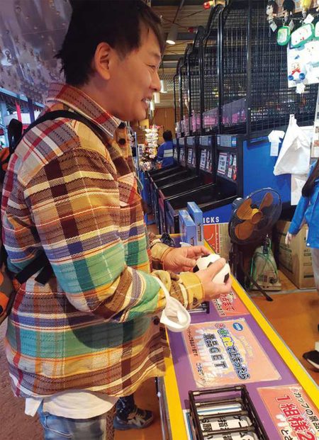 膵臓がんの告知から半年が過ぎた頃、ゲームで遊ぶ叶井俊太郎さん