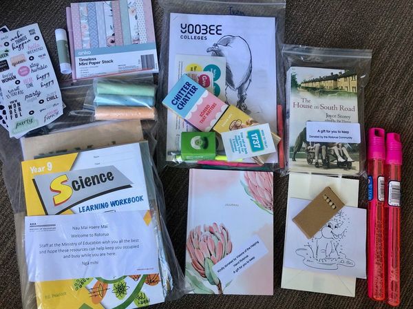 子どものケアパッケージ(子どもが快適に過ごせるためにと、入室時に部屋に置かれていたもの)。日記帳や文房具、本のほかに、学年にあわせた教科書も入っている。