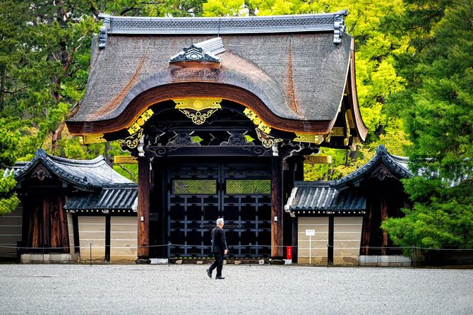 皇居京都御苑の門入口の外観と近くを歩く人