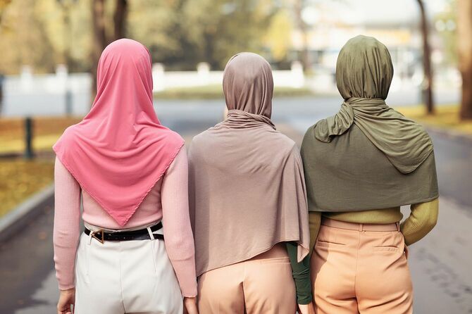 ヒジャブをつけた3人のイスラム教徒の女性の後ろ姿