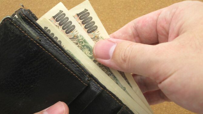 財布から1万円札を取り出す手元