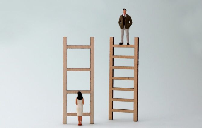 上るのが簡単なはしごと困難なはしご・昇進の男女不平等の概念
