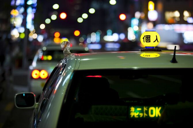 夜の街を走るタクシー