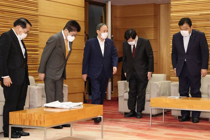閣議に臨む菅義偉首相（中央）＝2021年9月14日、首相官邸