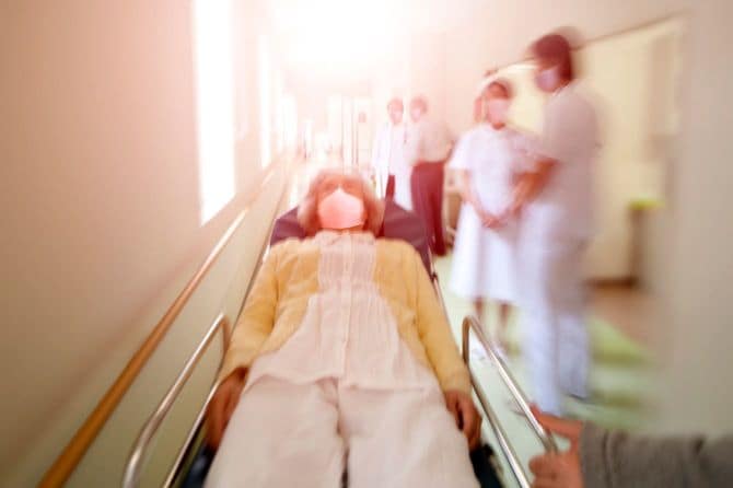 搬送されるシニア女性