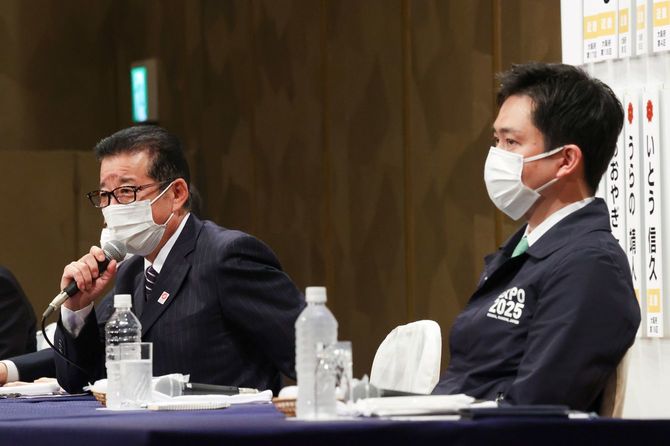 第49回衆議院選挙の開票結果を受けて記者会見する日本維新の会の松井一郎代表(左)と吉村洋文副代表=2021年10月31日夜、大阪市北区