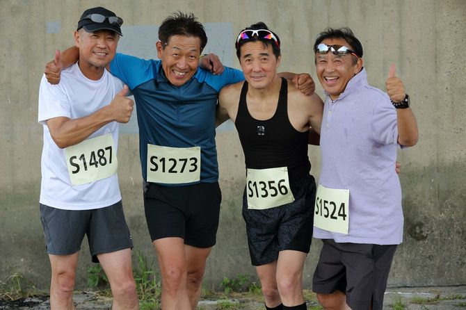 ゼッケンをつけたシニアランナーたち