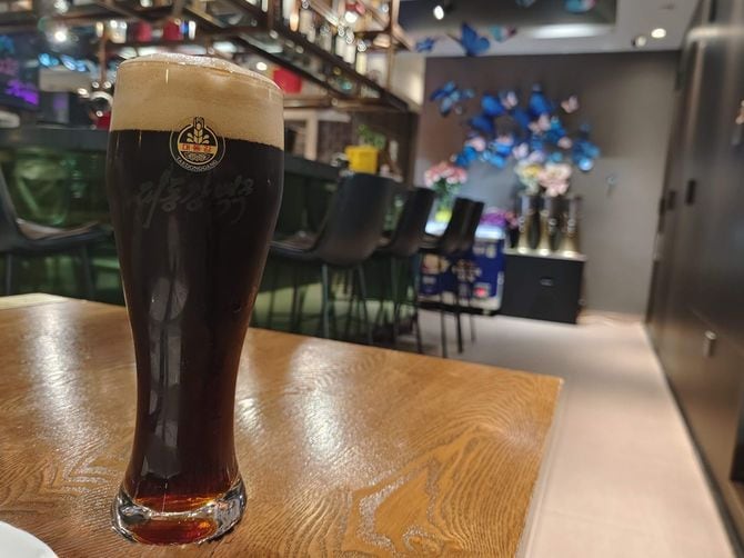 丹東で出合った黒ビールは、コーヒーを思わせるコク深い味わい。