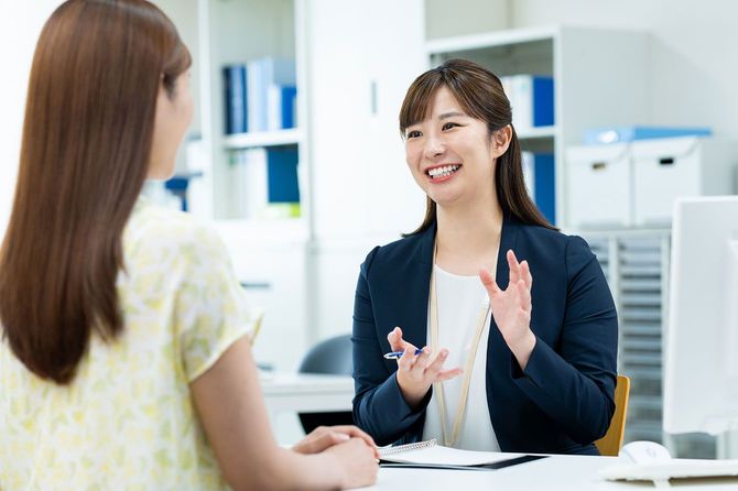 笑顔で説明をするビジネスウーマン