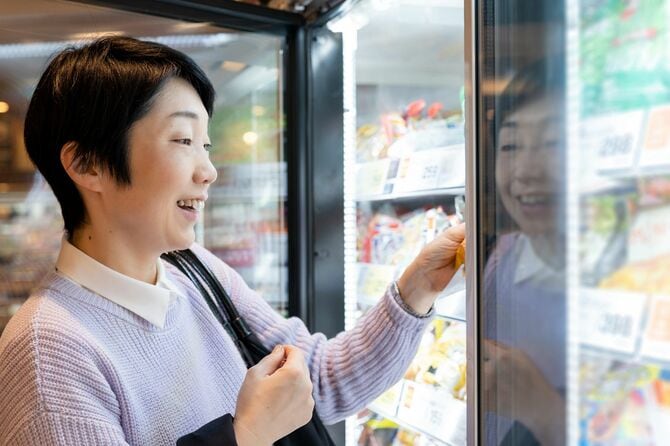 冷凍食品を買うアジアの女性