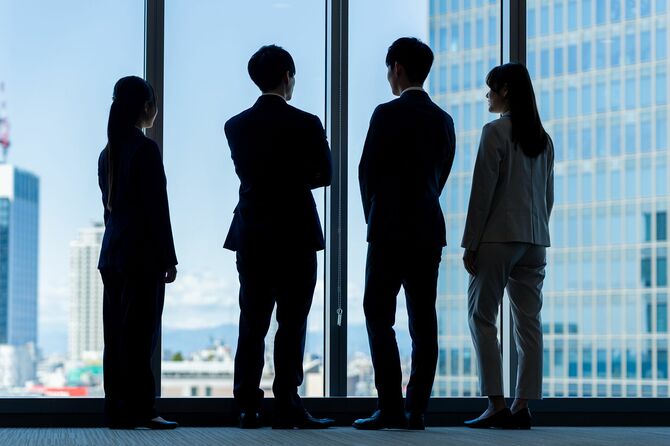オフィスで働く男性と女性の後ろ姿