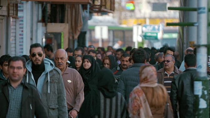 テヘランの通りを歩く歩行者
