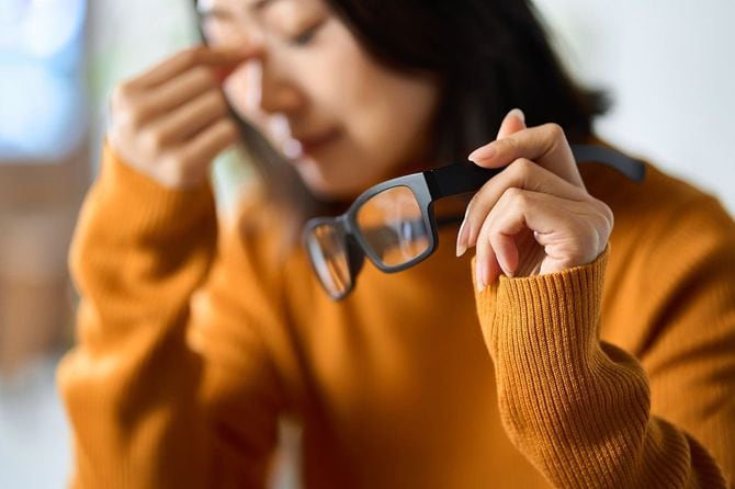 コンピューター作業で目が疲れている女性