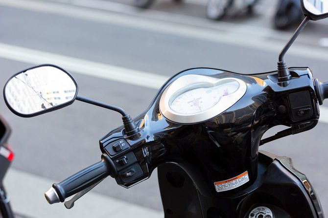 原付に3人乗りで小学校に登校してきた(※写真はイメージです)