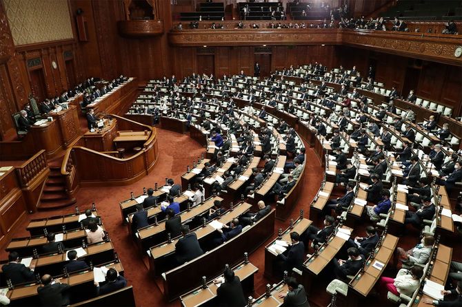 衆院本会議で施政方針演説をする菅義偉首相（壇上）＝2021年1月18日、国会内