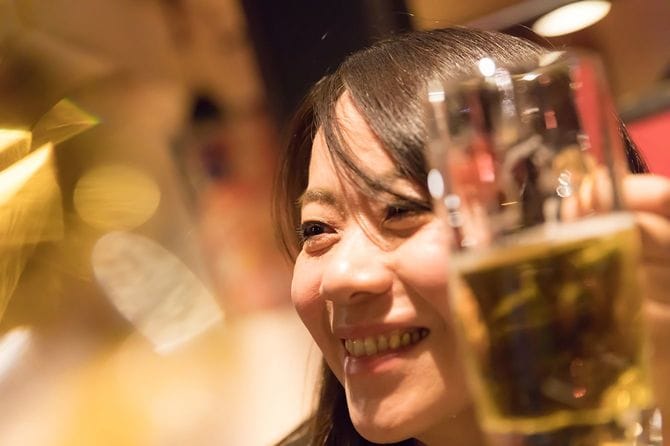 ビールを楽しむ美しい日本女性