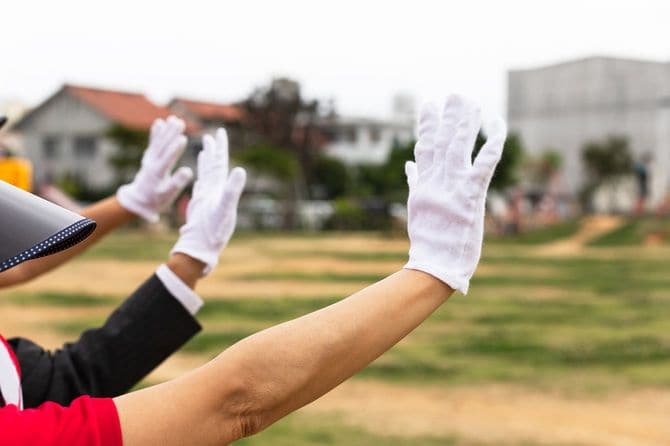 街頭演説で手を振る候補者たち