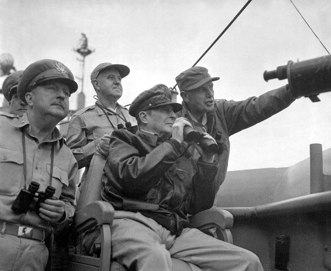1950年9月15日、米海軍艦「マウントマッキンリー」から仁川砲撃を見るコートニー・ホイットニー准将、ダグラス・マッカーサー大将、エドワード・アーモンド少将（右）