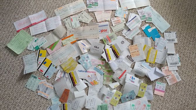 床に散乱する領収書など