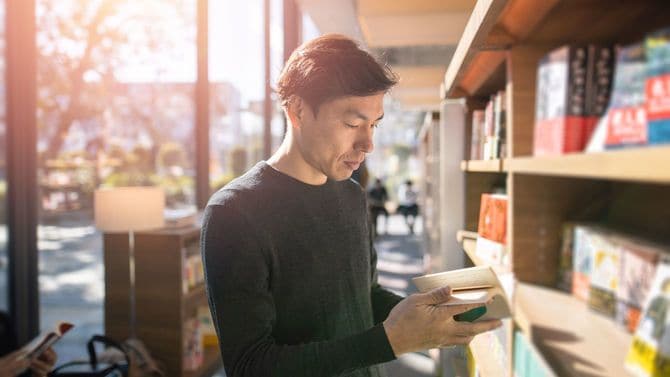 図書館で本を読む男性