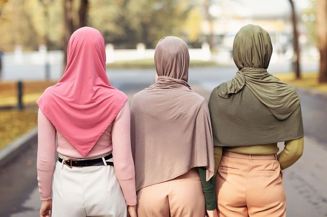 ヒジャブをつけた3人のイスラム教徒の女性の後ろ姿