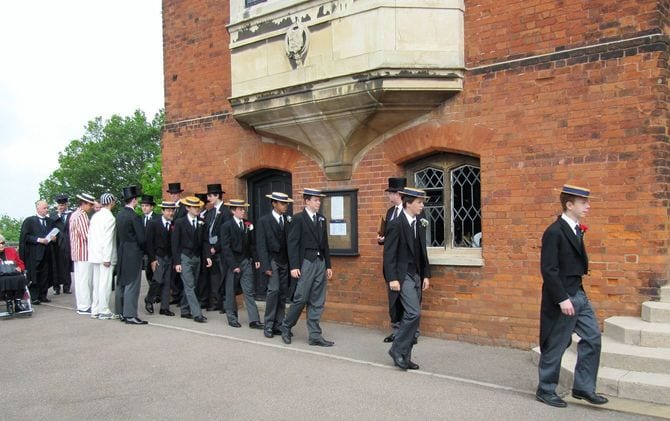 ハロウ校の表彰式には正装で向かう