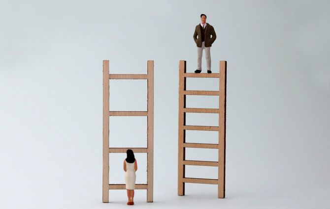 上るのが簡単なはしごと困難なはしご・昇進の男女不平等の概念