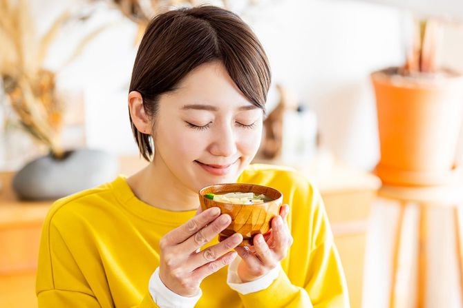 味噌汁を持った女性